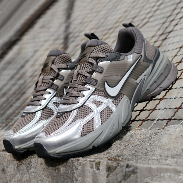 12795171 نایک وی تو کی ران قهوه ای خاکستری نقره ای متالیک Nike V2K Run Cave Stone Metallic Silver