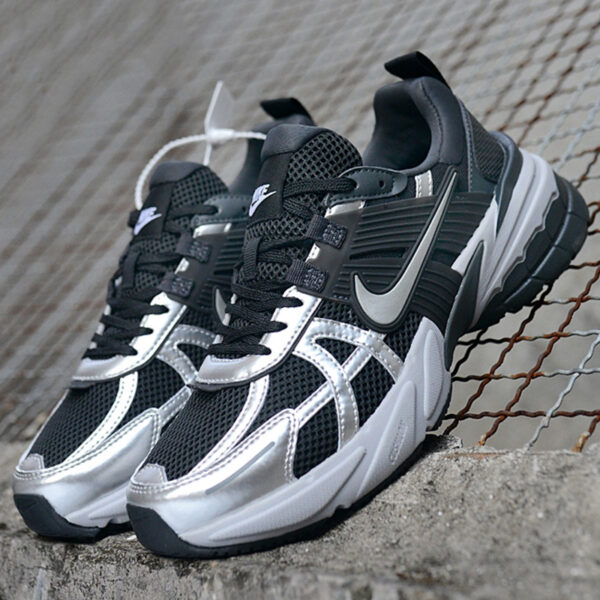 12795211 نایک وی تو کی ران مشکی نقرهای متالیک Nike V2K Run Black Metallic Silver