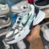 13280376 نایک وی تو کی ران سفید طوسی متالیک پلاتینیوم روشن Nike V2K Run Summit White Dark Obsidion