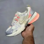 نایک وی تو کی ران کرم متالیک مرجانی Nike V2K Run Coral Metallic Cream