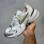 نایک وی تو کی ران طوسی نقره‌ای صورتی ملایم Nike V2K Run Platinum Tint Summit White Cave Stone Metallic Silver
