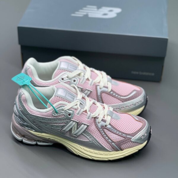 14398970 کفش نیوبالانس ۱۹۰۶R صورتی نقرهای New Balance 1906R Rose Sugar Silver