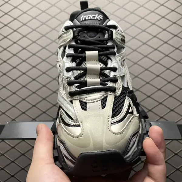8764385 بالنسیاگا ترک Balenciaga Track.2 Beige