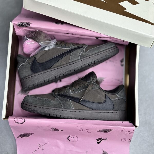 IMG_2985-scaled-1 کفش نایک ایر جردن وان لو تراویس اسکات قهوهای موکا Nike Air Jordan 1 Low Travis Scott Mocha