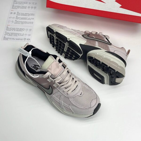 photo_17_2025-05-11_02-14-13 نایک وی تو کی کالباسی Nike V2K Run Pinkish Beige