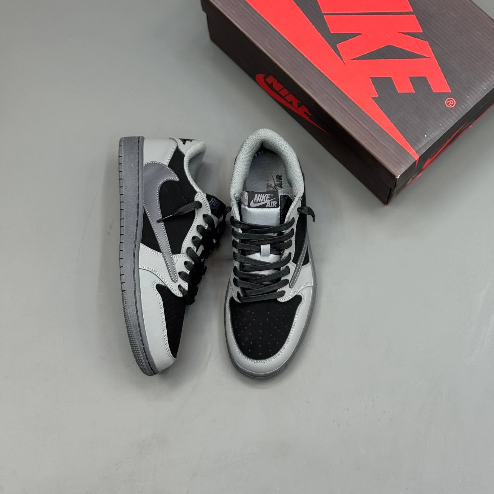 photo_2026-08-31_01-33-24 کفش نایک ایر جردن وان لو تراویس اسکات طوسی مشکی Nike Air Jordan 1 Low Travis Scott Grey Black - تصویر 2