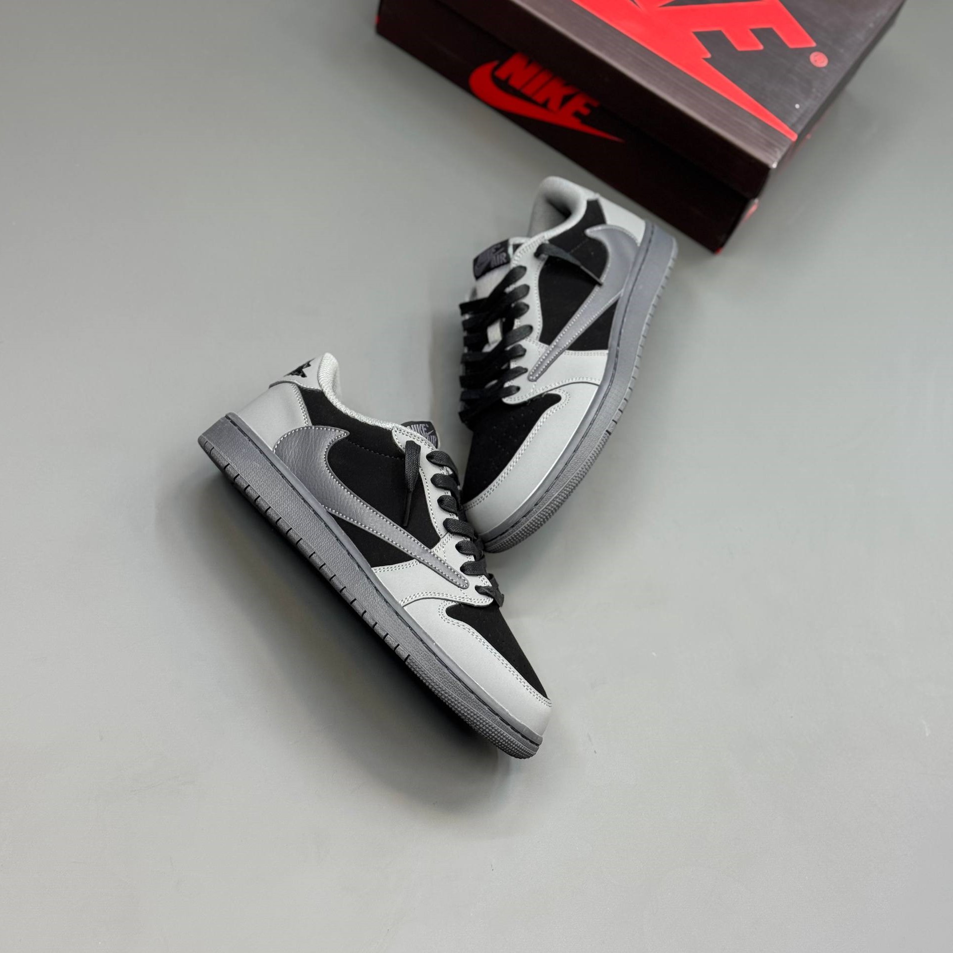 photo_2026-08-31_01-33-25 کفش نایک ایر جردن وان لو تراویس اسکات طوسی مشکی Nike Air Jordan 1 Low Travis Scott Grey Black - تصویر 3
