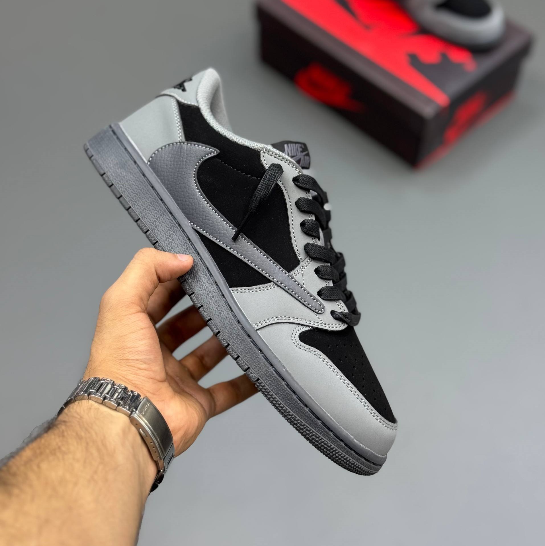 photo_2026-08-31_01-33-27 کفش نایک ایر جردن وان لو تراویس اسکات طوسی مشکی Nike Air Jordan 1 Low Travis Scott Grey Black - تصویر 4
