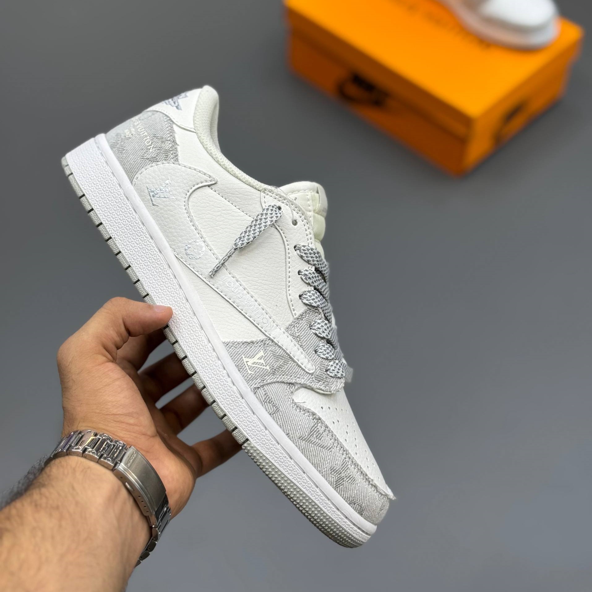 photo_2026-08-31_01-51-44 کفش نایک ایر جردن وان لو تراویس اسکات لویی ویتون سفید طوسی Nike Air Jordan 1 Low Travis Scott Louis Vuitton White Grey - تصویر 4