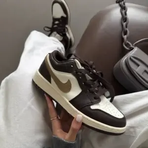 248764fb58f4e7e9d9b3fd9b58c3245d-2 کتونی ایرجردن 1 مشکی قهوه ای - Air Jordan 1 low brown