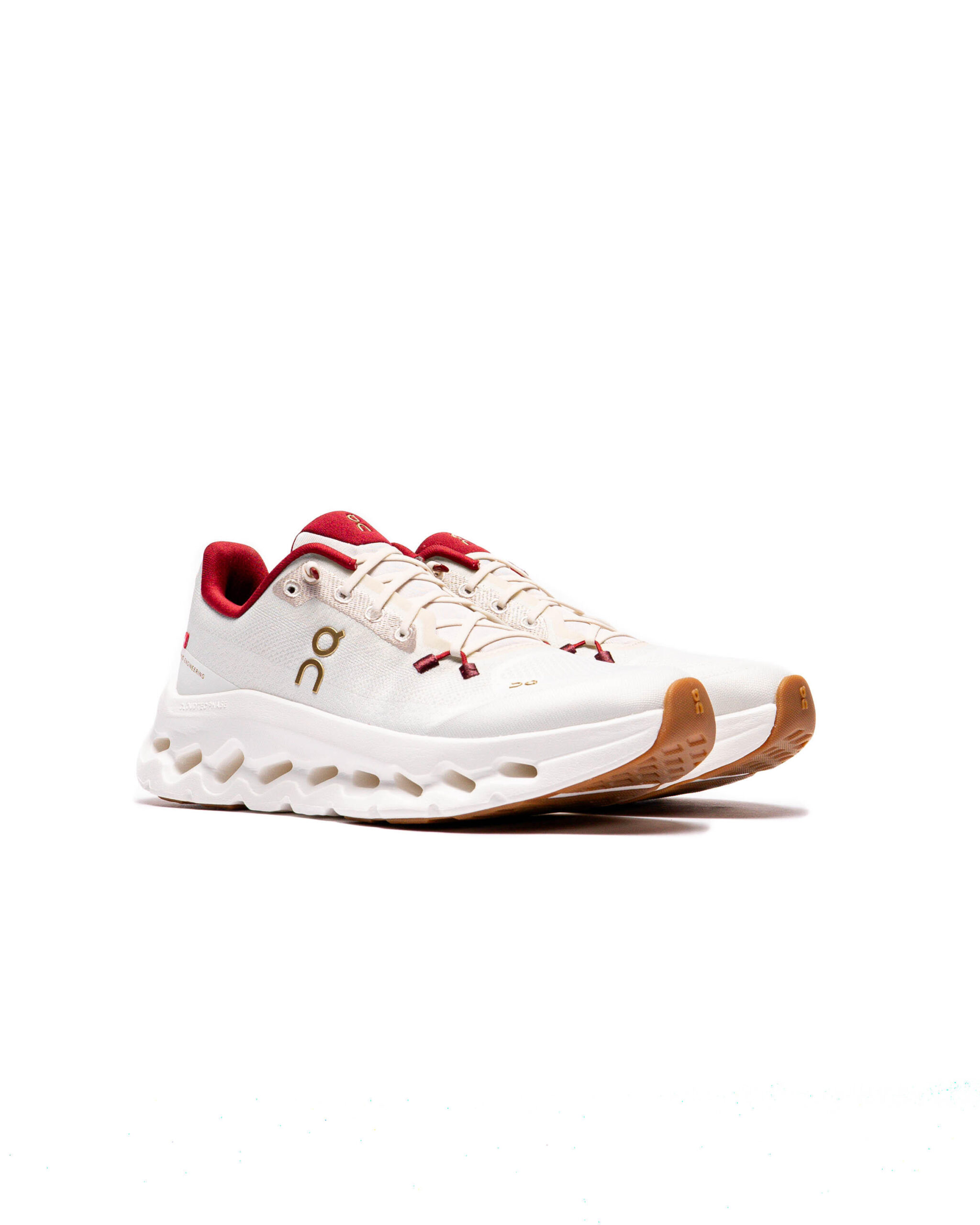 8b425459e150abf45b8c8e5a40386d71-scaled کتونی آن مدل کلودتیلت سفید زرشکی-On Cloudtilt
