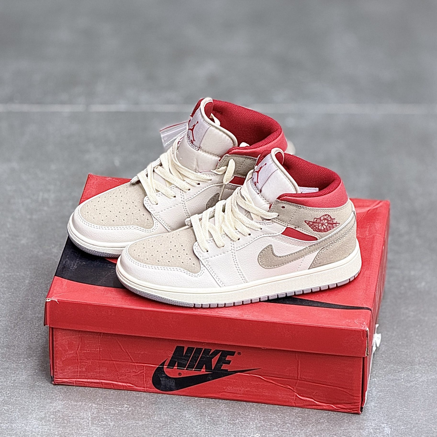 IMG_7055-scaled-1 کفش نایک ایر جردن وان ساقدار مید پست پرسنت Nike Air Jordan 1 Mid Past Present