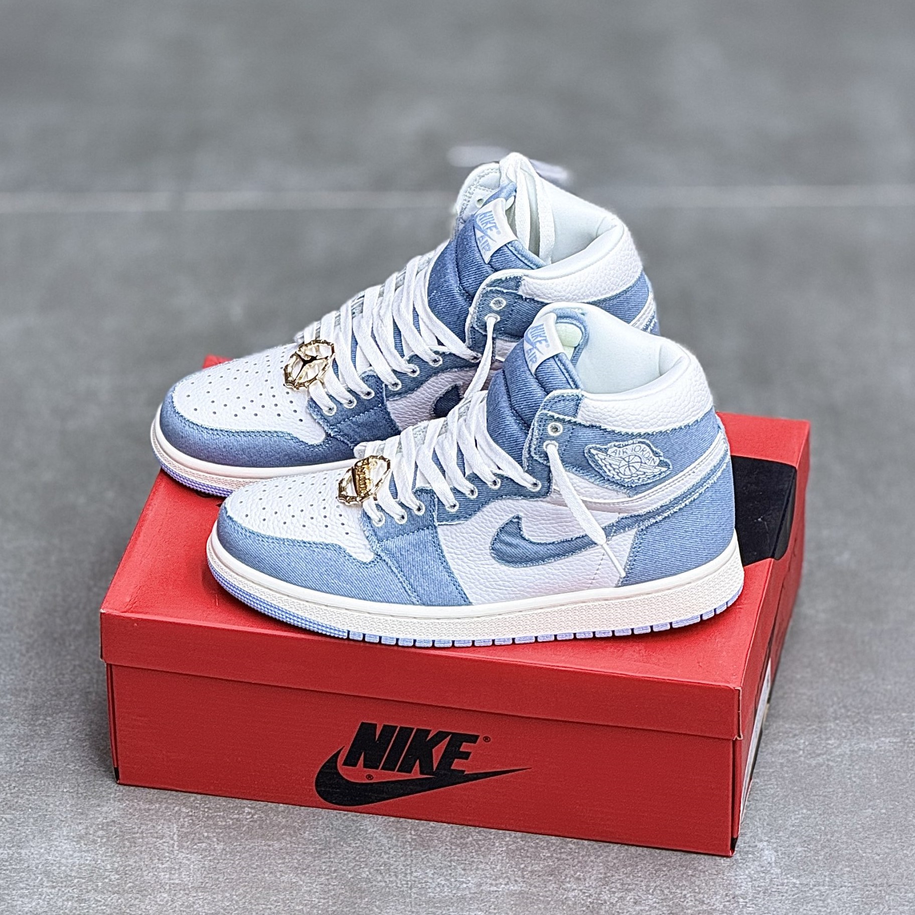 IMG_7328-scaled-1 کفش نایک ایر جردن وان ساقدار دنیم Nike Air Jordan 1 High Denim