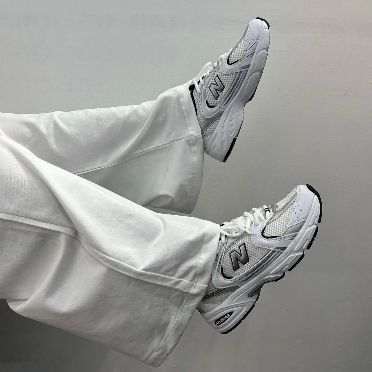 d1007236dc2a4f3dd8864cfb09d491c7 کتونی نیوبالانس 530 سفید سرمه ای -New Balance 530