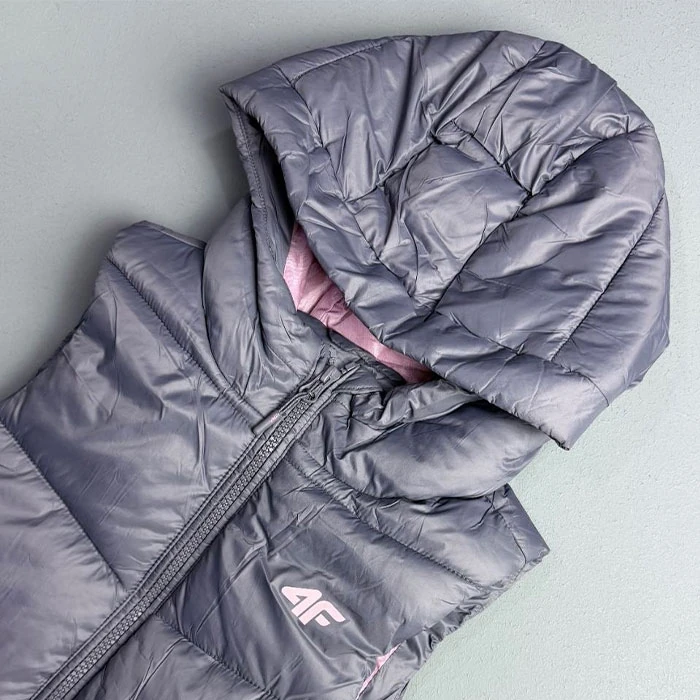 Original-girls-mid-length-puffer-vest-stylish-matte-lilac-color-4F-brand-Polish-import-standard-fit-and-cut-Code-195-4 پافر نیمه لانگ اورجینال بچه گانه دخترانه رنگ یاسی مات شیک برند 4F سفارش لهستانی تنخوری و قواره استاندارد کد 195