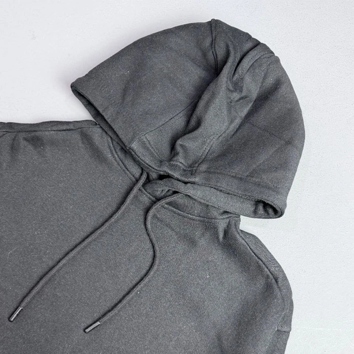 Original-mens-basic-black-fleece-lined-hoodie-by-Zara-Spanish-market-stock-features-a-heavyweight-fabric-and-a-relatively-relaxed-fit.-Code-216.-4 هودی داخل کرکی اورجینال مردانه رنگ مشکی بیسیک گرم بالا برند Zara سفارش اسپانیایی تنخوری و قواره نسبتا آزاد کد 216