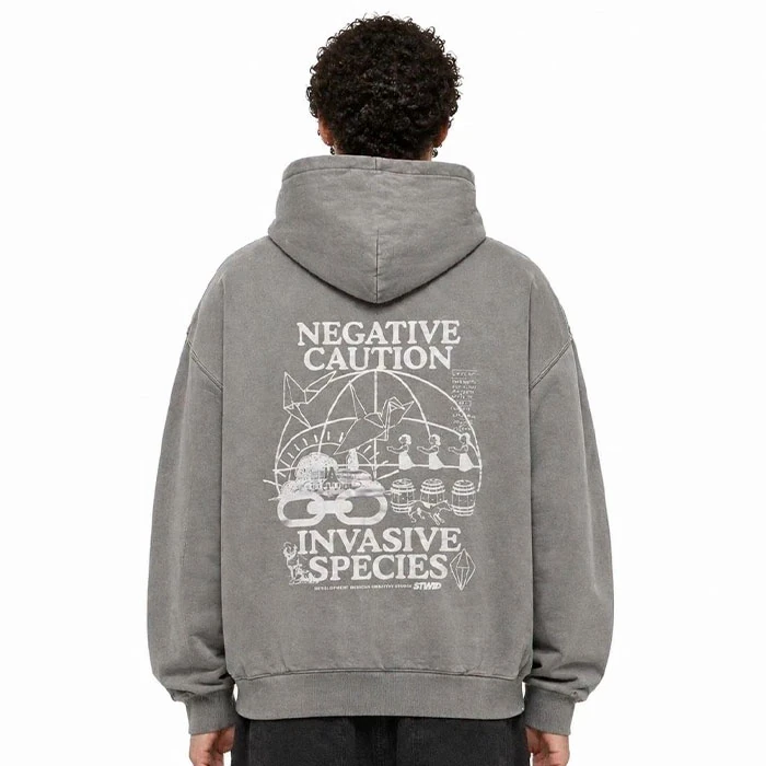 Original-mens-fleece-lined-hoodie-by-PullBear-heavy-weight-fabric-in-a-stone-washed-elephant-gray-color-Spanish-market-stock-features-a-relatively-loose-boxy-fit.-Code-210-2 هودی داخل کرکی اورجینال مردانه رنگ فیلی سنگشوری گرم بالا برند pull&bear سفارش اسپانیایی تنخوری و قواره نسبتا آزاد و باکسی کد 210
