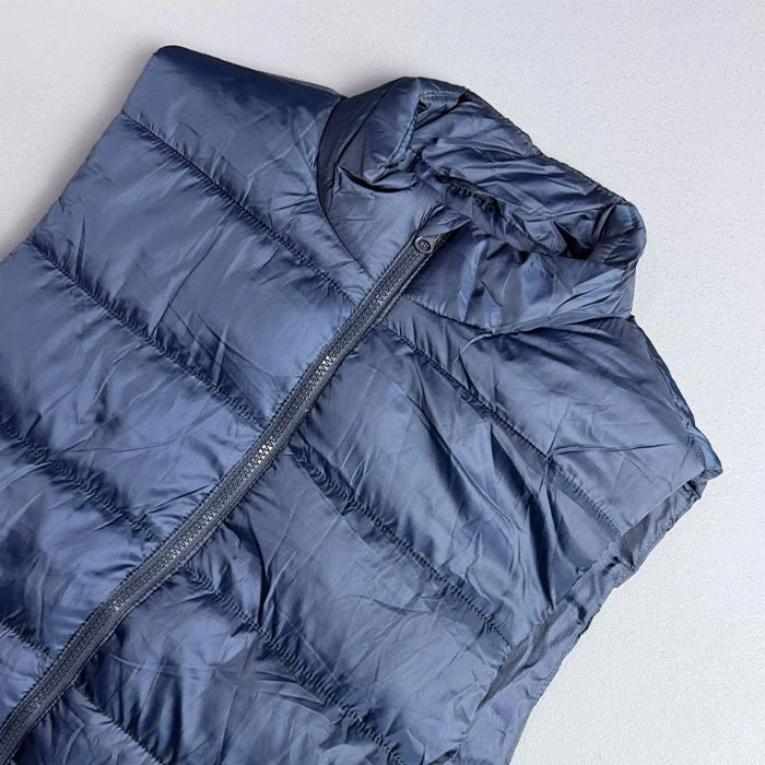 Original-mens-lightweight-puffer-vest-in-stylish-navy-blue-Kiabi-brand-French-import-standard-fit-and-cut-Code-197-4 پافر لایت اورجینال مردانه رنگ سورمه ای شیک برند kiabi سفارش فرانسویی تنخوری و قواره استاندارد کد 197
