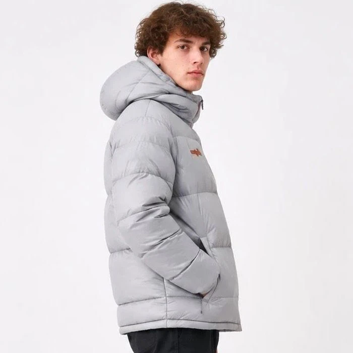 Original-mens-puffer-jacket-by-Chevigon—a-French-market-model-in-a-popular-cement-gray-color.-It-features-a-relatively-relaxed-fit.-Code-191-3 کاپشن پفی اورجینال مردانه رنگ پر طرفدار طوسی سیمانی برند chevigon سفارش فرانسویی تنخوری و قواره نسبتا آزاد کد 191