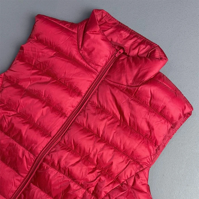 Original-womens-lightweight-puffer-vest-in-stylish-red-by-Kiabi-French-import-standard-fit-and-cut-Code-196-4 پافر لایت اورجینال زنانه رنگ قرمز شیک برند kiabi سفارش فرانسویی تنخوری و قواره استاندارد کد 196